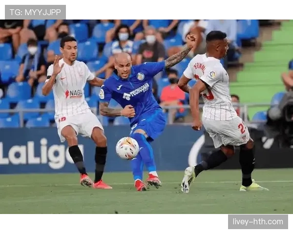 西甲闪电队成功保级迎新赛季，状态回暖成焦点