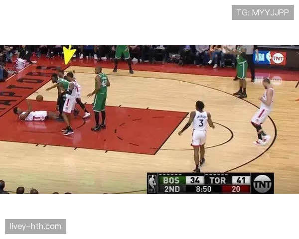 弗拉格无球跑动制造空位，拉开杜克进攻空间